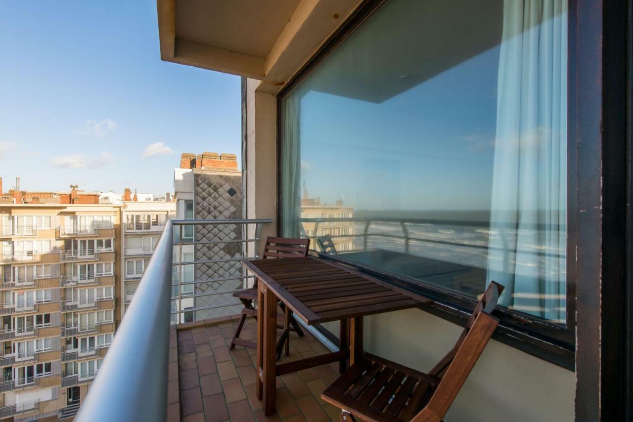 Cosy Studio With Sea View In Oostende Bagian luar foto